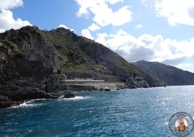 Vista del tren desde el barco que recorre Cinque Terre