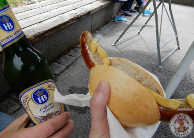 Bratwurst y cerveza del snack bar