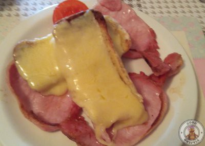 Desayuno - Melted cheese on toast and bacon