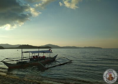 Barco en White Beach